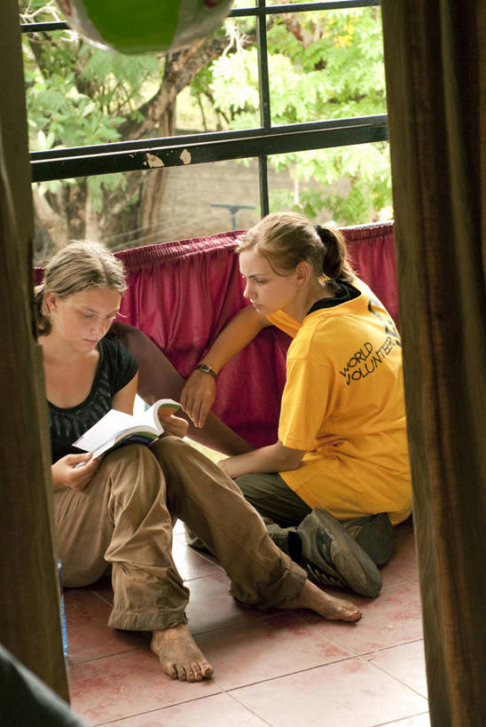 成年人,两个人,竖图,旅游,度假,非洲,肯尼亚,教育,教,摄影,知识,志愿者,蒙巴萨岛,女人,彩图,旅行