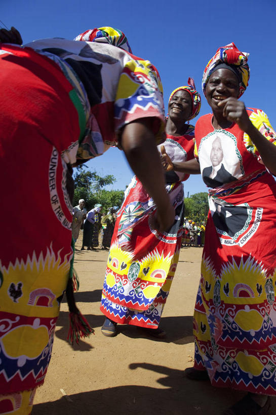 成年人,竖图,彩色,快乐,非洲,马拉维,红色,社区,摄影,五颜六色,明亮,色彩斑斓,总统,五彩缤纷,政治,竞选,五彩斑斓,五光十色,女人,舞者,彩图,旅行,装扮,舞蹈,投票,精力