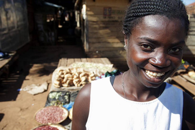 成年人,一个人,微笑,横图,快乐,蔬菜,水果,非洲,马拉维,仅一个女性,市场,货摊,社区,摄影,问候,肖像,女人,彩图,旅行,美人