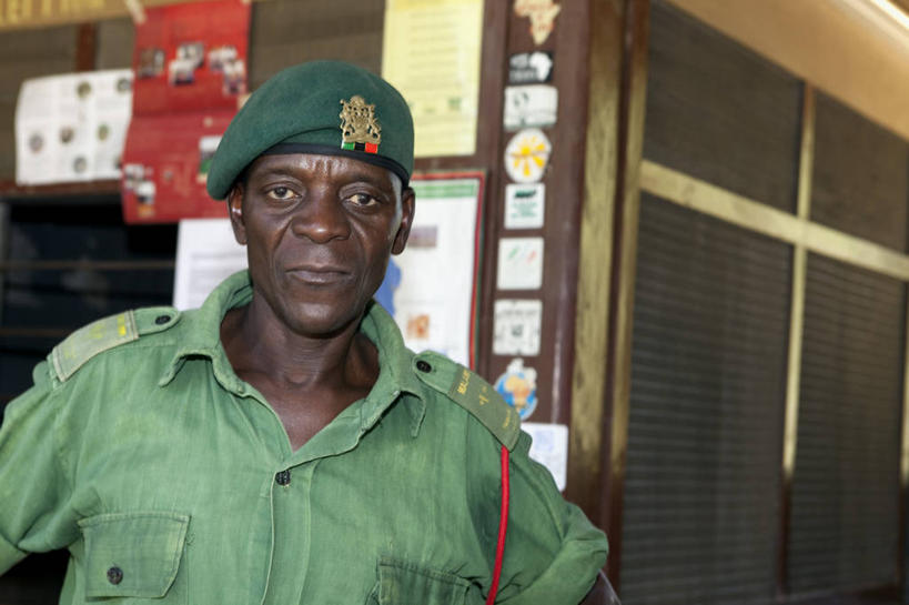 成年人,一个人,横图,制服,安全,非洲,马拉维,仅一个男性,摄影,保护,国家公园,贝雷帽,卡其布,男人,彩图,旅行,护林员,郊野公园