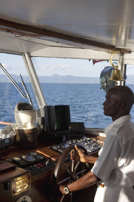 成年人,一个人,竖图,室外,旅游,湖,船,客轮,非洲,马拉维,仅一个男性,桥,摄影,客船,华贵,驾车,船长,马拉维湖,男人,彩图,旅行,柚木树