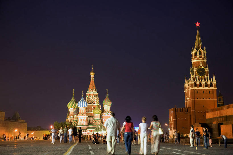 儿童,成年人,坐,横图,方图,旅游,满意,庸俗,建筑,欧洲,俄罗斯,亚洲,行人,游客,游人,首都,路人,旅客,橙色,摄影,宗教,忙碌,红场,莫斯科,俄联邦,俄罗斯联邦,莫斯科州,五海之港,圣巴索大教堂,波克罗夫斯基教堂,圣巴索教堂,圣巴西利亚大教堂,过客,莫斯科红场,圣巴西尔大教堂,女孩,女人,设计,步行,说话,彩图,旅行,俄罗斯文化,独联体,柏拉仁诺教堂