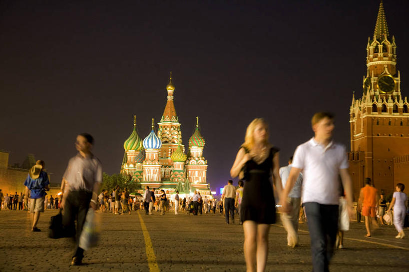 儿童,成年人,坐,横图,方图,旅游,满意,庸俗,建筑,欧洲,俄罗斯,亚洲,行人,游客,游人,首都,路人,旅客,橙色,摄影,宗教,忙碌,红场,莫斯科,俄联邦,俄罗斯联邦,莫斯科州,五海之港,圣巴索大教堂,波克罗夫斯基教堂,圣巴索教堂,圣巴西利亚大教堂,过客,莫斯科红场,圣巴西尔大教堂,女孩,女人,设计,步行,说话,彩图,旅行,俄罗斯文化,独联体,柏拉仁诺教堂