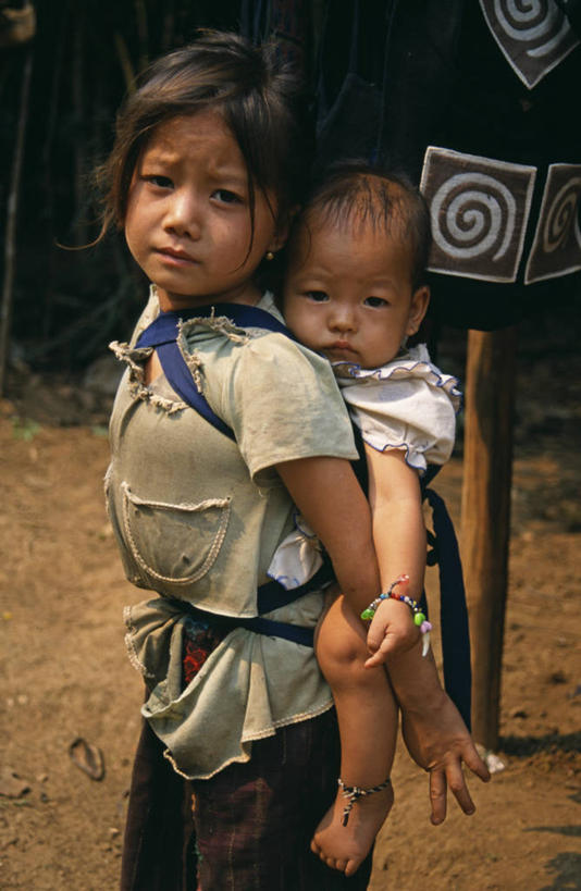 婴儿,儿童,两个人,竖图,城市,老挝,乡村,地标建筑,摄影,东南亚,运送,琅勃拉邦,女孩,彩图,联合国教科文组织,美人