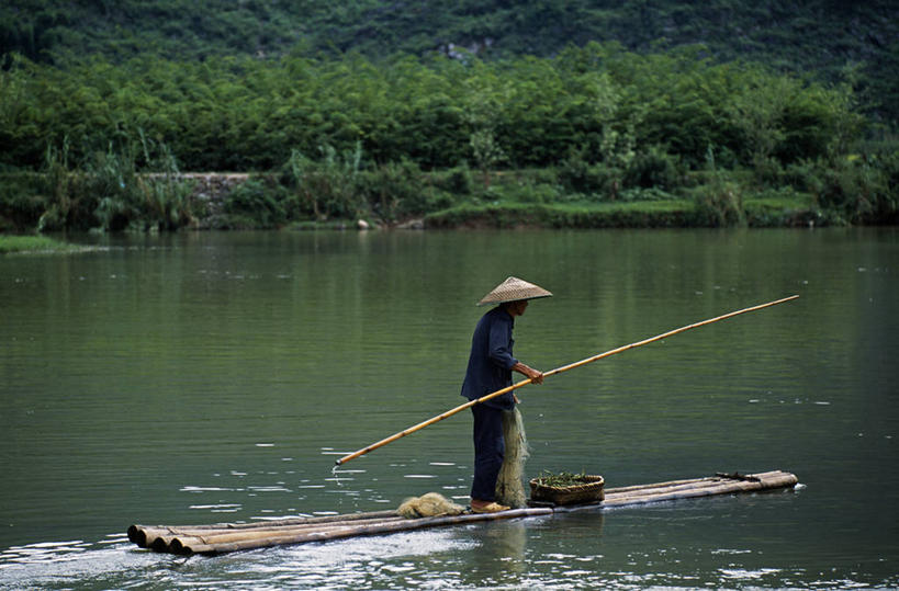 划船,无人,横图,室外,旅游,度假,河流,山,山脉,亚洲,行人,游客,游人,地形,杆,路人,旅客,风景,运输,摄影,横梁,广西,宁静,木筏,横杆,荡舟,过客,彩图,遇龙河,传统文化
