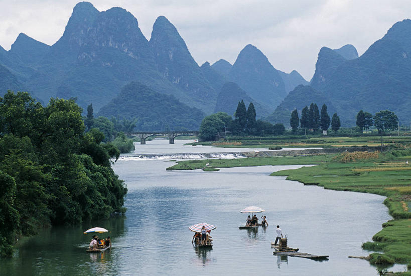 划船,无人,横图,室外,旅游,度假,河流,山,山脉,亚洲,行人,游客,游人,地形,杆,路人,旅客,风景,运输,摄影,横梁,广西,宁静,木筏,横杆,荡舟,过客,彩图,遇龙河,传统文化