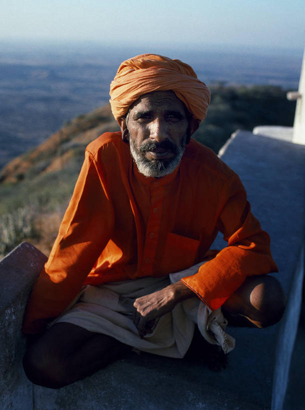 儿童,成年人,一个人,坐,竖图,室外,裙子,项链,珠宝,刺绣,印度,哥斯达黎加,服装,头巾,头饰,人行道,纹身,衣服,黑色,发饰,摄影,服饰,手镯,复杂,北美,北美洲,衣着,穿着,修道院,脚链,肖像,美洲,北亚美利加洲,亚美利加洲,耳饰,哥斯达黎加共和国,衣饰,古吉拉特邦,卡塔戈,卡塔戈省,女孩,女人,彩图,传统服装,卡奇