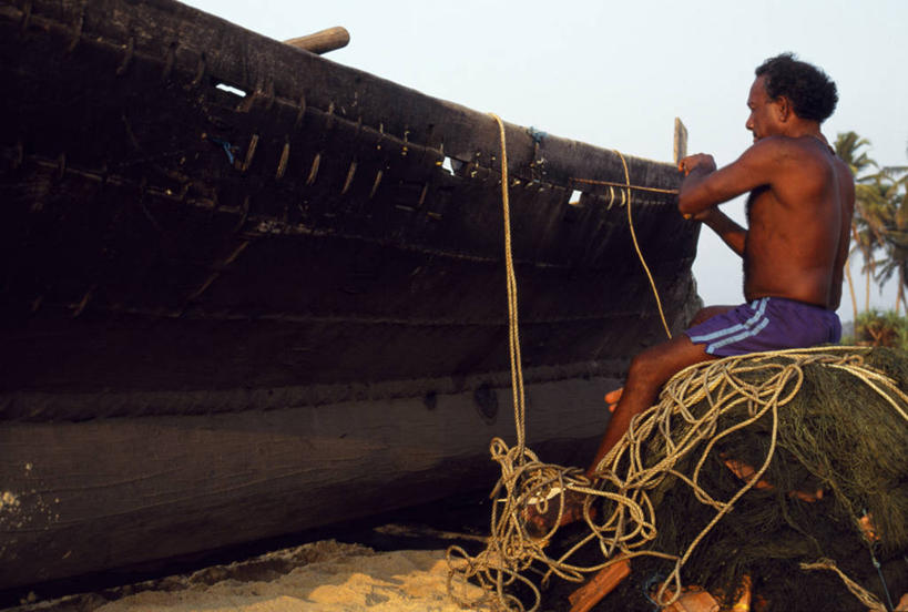 成年人,一个人,渔夫,横图,室外,船,印度,仅一个男性,渔船,热,摄影,修理,组织,技能,果阿,男人,海滩,彩图,钓鱼,传统文化