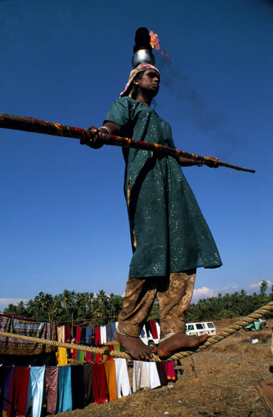 一个人,马戏团,竖图,室外,印度,乘客,表演,钢丝,市场,货摊,极限运动,顾客,平衡,摄影,果阿,彩图,街市