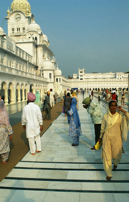 成年人,寺庙,竖图,湖,水,建筑,印度,亚洲,钟塔,衣服,祈祷,摄影,宗教,宗教建筑,忙碌,拜访,朝圣节,印度文化,印度教,灵性,阿姆利则,死水,男人,女人,钟,步行,彩图,朝拜者,锡克教