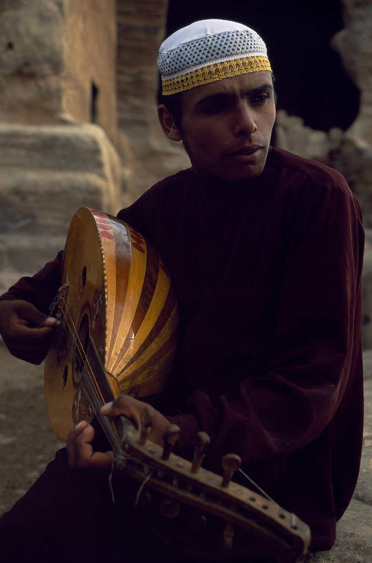 成年人,一个人,竖图,仅一个男性,仅一个人,表演,乐器,琵琶,弦乐器,音乐,仅一个年轻男性,衣服,摄影,中东,吉他手,音乐人,男人,男性,年轻男性,年轻人,彩图,传统文化,贝多因人