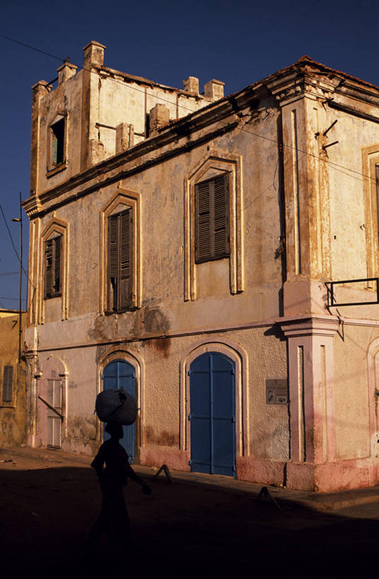 成年人,无人,竖图,室外,街道,非洲,塞内加尔,行人,百叶窗,摄影,破败,圣路易,女人,彩图