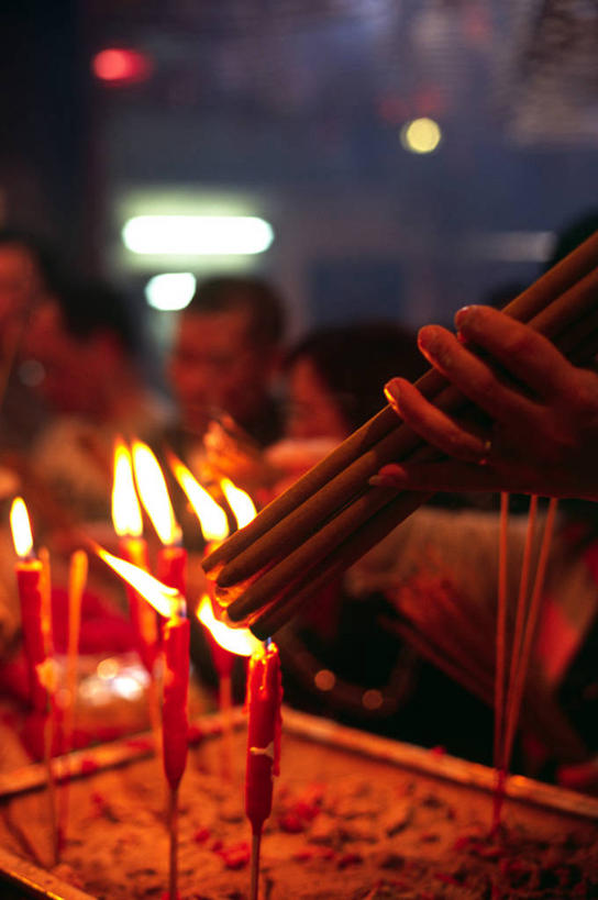寺庙,竖图,香港,亚洲,火焰,燃烧,佛香,红色,点燃,祈祷,摄影,宗教,佛教,图标,神殿,宗教建筑,中国文化,拜访,文武二帝庙,朝圣节,香港岛,灵性,荷李活道,大笪地,彩图,旅行,朝拜者,传统文化
