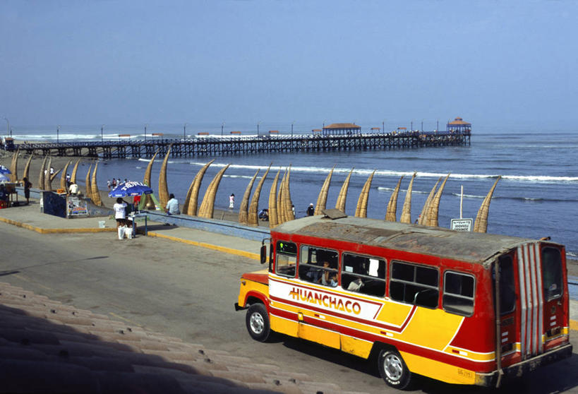 竖图,室外,度假,海浪,海洋,船,芦苇,秘鲁,海岸线,稻草,渔船,北,蓝色,风景,天空,夏天,南美,摄影,横梁,太平洋,肖像,横杆,美术工艺,海滩,彩图,伴侣,传统文化