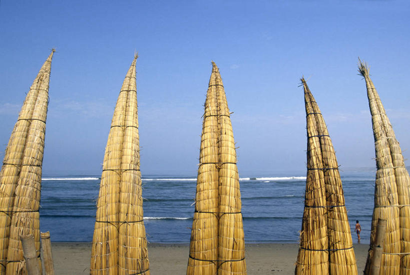 无人,横图,室外,度假,海浪,海洋,船,芦苇,秘鲁,地形,海岸线,稻草,渔船,北,蓝色,风景,天空,夏天,南美,摄影,横梁,太平洋,横杆,美术工艺,海滩,彩图,传统文化