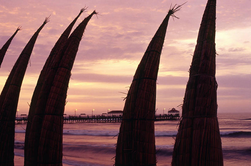 无人,横图,室外,海浪,海洋,日落,船,芦苇,秘鲁,地形,海岸线,稻草,渔船,北,风景,黄昏,南美,摄影,横梁,太平洋,剪影,横杆,美术工艺,海滩,彩图,旅行,传统文化