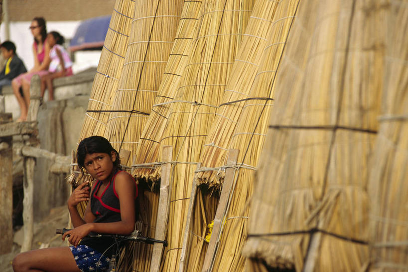 儿童,成年人,两个人,横图,室外,船,芦苇,秘鲁,地形,海岸线,稻草,渔船,北,黄色,风景,社区,南美,摄影,横梁,横杆,美术工艺,女孩,女人,海滩,彩图,旅行,传统文化