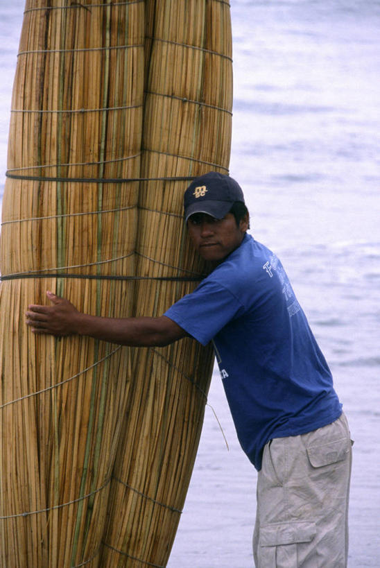 成年人,一个人,竖图,室外,渔业,船,芦苇,秘鲁,仅一个男性,海岸线,稻草,北,社区,南美,摄影,横梁,肖像,横杆,美术工艺,男人,海滩,彩图,钓鱼,旅行,传统文化
