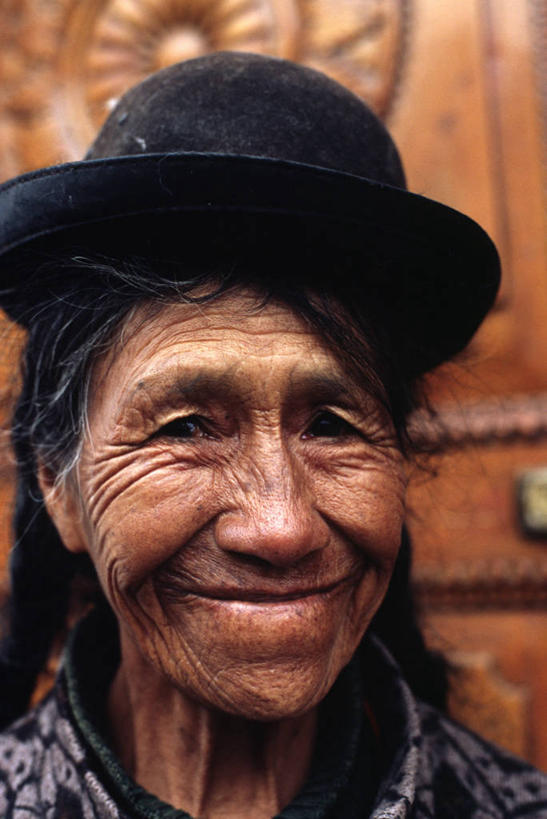 成年人,一个人,微笑,竖图,帽子,秘鲁,仅一个女性,礼帽,衣服,社区,南美,摄影,年龄,肖像,女人,彩图,传统服装,旅行,传统文化