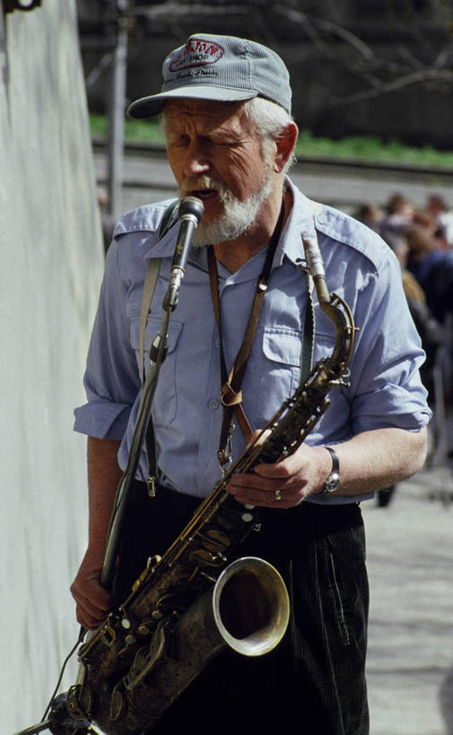 成年人,老年人,皱纹,胡须,一个人,音乐家,竖图,仅一个男性,仅一个人,表演,萨克斯,首都,音乐,表演者,灰色,仅一个老年男性,摄影,唱,年龄,捷克共和国,街头艺人,布拉格,老年男性,男人,男性,胡子,络腮胡,乐师,演奏家,音乐工作者,彩图