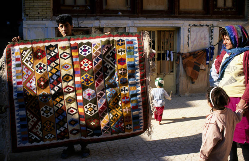 成年人,母亲,横图,购物,消费,地毯,纺织品,伊朗,花纹,装饰,毛毯,毯子,图案,纺织,垫子,温暖,零售,摄影,华丽,修饰,点缀,贸易,衬托,美观,雅致,雅观,美术工艺,设拉子,男人,女人,商人,彩图