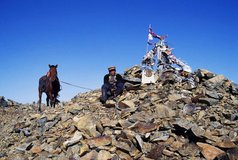成年人,导游,横图,马,旗帜,蒙古,亚洲,山顶,社区,摄影,佛教,神殿,男人,岩石,彩图,游牧民族