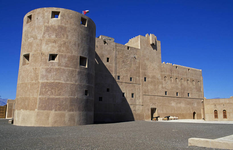 无人,横图,室外,旅游,建筑业,建筑,旗帜,阿曼,城堡,墙,围墙,方向,历史,锅,蓝色,天空,摄影,保护,控制,要塞,修复,波斯湾,策略,伊玛目清真寺,能力,彩图,旅行,传统文化