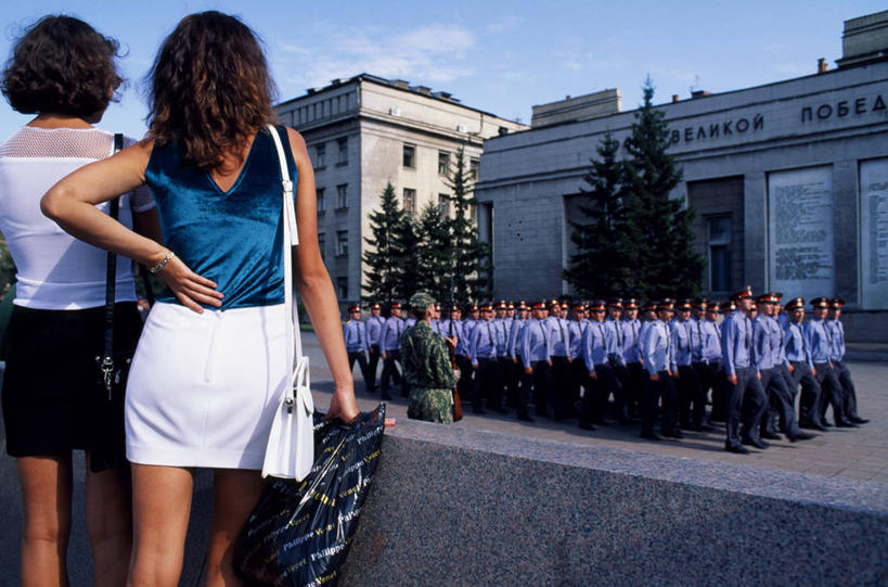 儿童,成年人,两个人,观众,横图,方图,制服,旅游,欧洲,俄罗斯,亚洲,行人,游客,游人,军事,路人,旅客,摄影,观看,西伯利亚,军服,游行,典礼,军事阅兵,俄联邦,俄罗斯联邦,过客,伊尔库茨克,伊尔库茨克州,东西伯利亚,女孩,女人,彩图