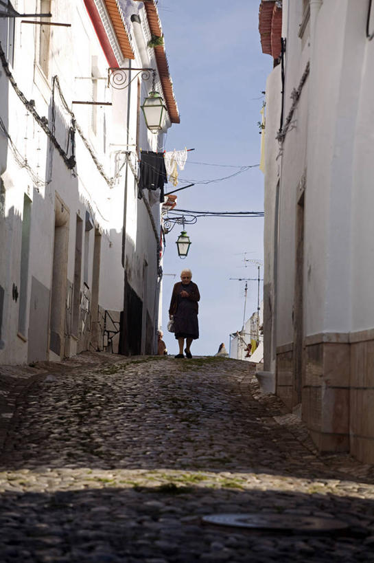 成年人,老年人,一个人,竖图,街道,葡萄牙,欧洲,仅一个女性,仅一个人,房屋,衣服,晾衣服,摄影,仅一个老年女性,悲痛,寡妇,阿连特茹,老年女性,女人,女性,彩图,传统文化