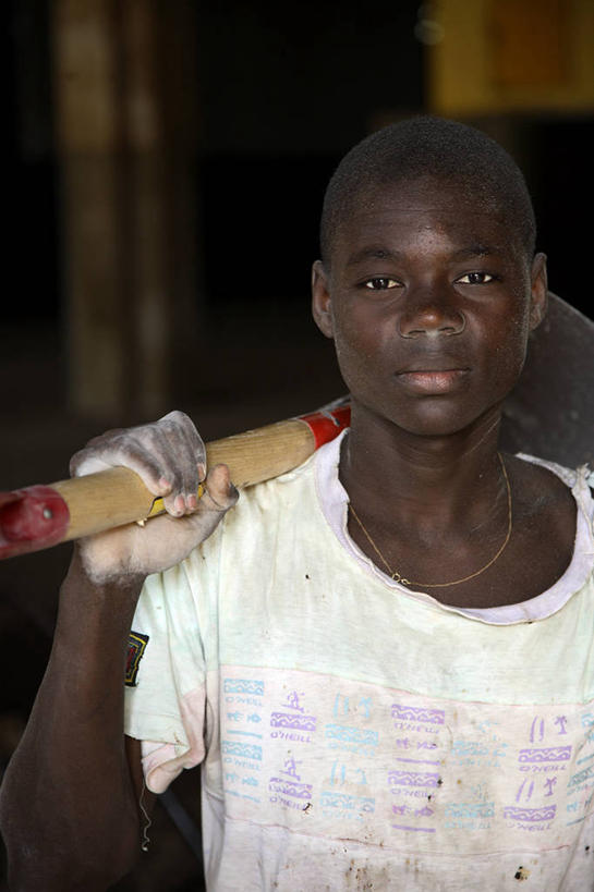 儿童,成年人,一个人,竖图,非洲,铲子,可可,职业,人体,摄影,肖像,阿非利加洲,圣普,普林西比,男孩,男人,彩图