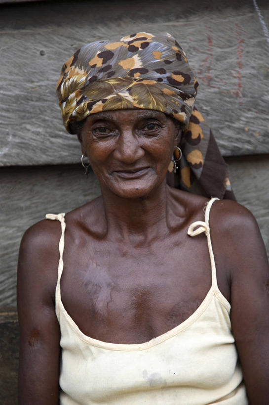成年人,老年人,一个人,竖图,非洲,佛得角,仅一个女性,仅一个人,头巾,头饰,岛,发饰,摄影,仅一个老年女性,年龄,肖像,阿非利加洲,圣普,普林西比,老年女性,女人,女性,彩图