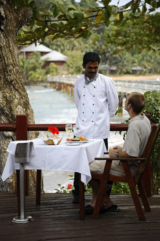 两个人,服务员,竖图,吃饭,旅游,度假,酒店,非洲,岛,娱乐,饮食,职业,享受,休闲,放松,摄影,宾客,华贵,阿非利加洲,圣普,普林西比,服务生,侍者,主厨,彩图,餐馆