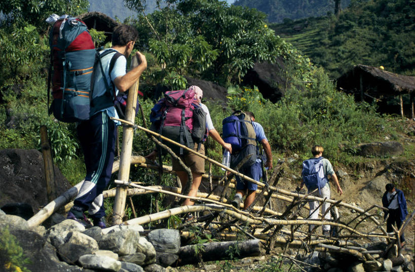 横图,室外,旅游,度假,探险,节能,尼泊尔,亚洲,行人,游客,游人,桥,娱乐,路人,旅客,享受,休闲,放松,摄影,生活方式,运送,背包客,喜马拉雅山脉,过客,冒险,休闲活动,步行,彩图,旅行,背包族,横越