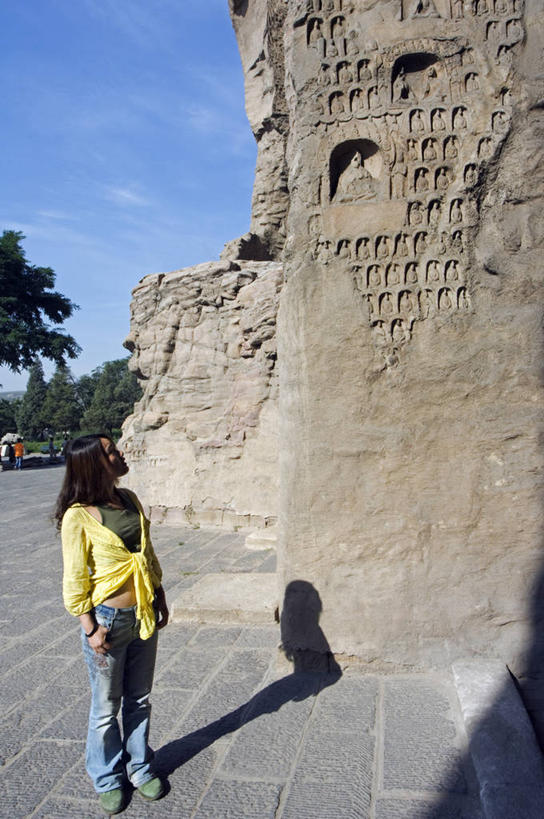 儿童,成年人,一个人,竖图,室外,白天,旅游,建筑,雕塑,大同,日光,中国,亚洲,行人,游客,游人,阴影,雕像,历史,路人,旅客,地标建筑,看,摄影,宗教,洞穴,佛教,中国文化,东亚,云冈石窟,晋中,灵性,过客,女孩,女人,彩图,传统文化,联合国教科文组织