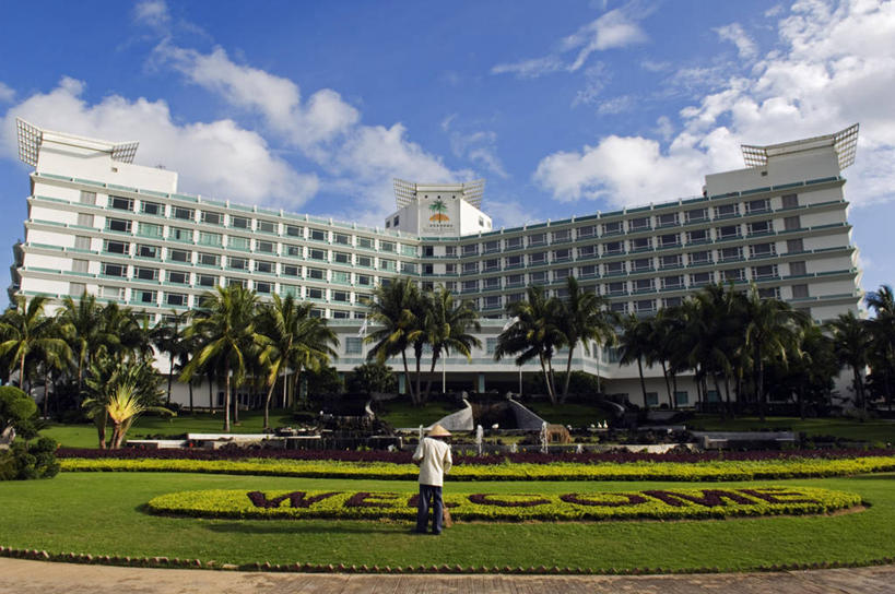 成年人,一个人,横图,室外,白天,度假,草坪,建筑,酒店,三亚,日光,亚洲,仅一个男性,庭院,园艺,草,蓝色,绿色,天空,摄影,海南岛,男人,彩图