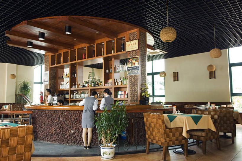 服务员,横图,室内,白天,度假,三亚,亚洲,职业,摄影,咖啡店,海南岛,服务生,侍者,彩图,餐馆,咖啡馆