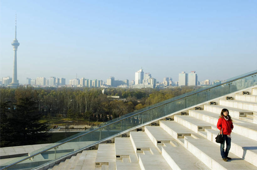 儿童,成年人,一个人,站,横图,全景,室外,白天,度假,美景,天际线,城市风光,城市,建筑,摩天大楼,北京,日光,中国,亚洲,景观,城镇,塔,高处,首都,娱乐,现代,台阶,地标建筑,享受,休闲,景色,放松,摄影,高,电视台,中国文化,市区,东亚,柏林电视塔,女孩,女人,彩图,中华人民共和国国家电视台,中央电视台