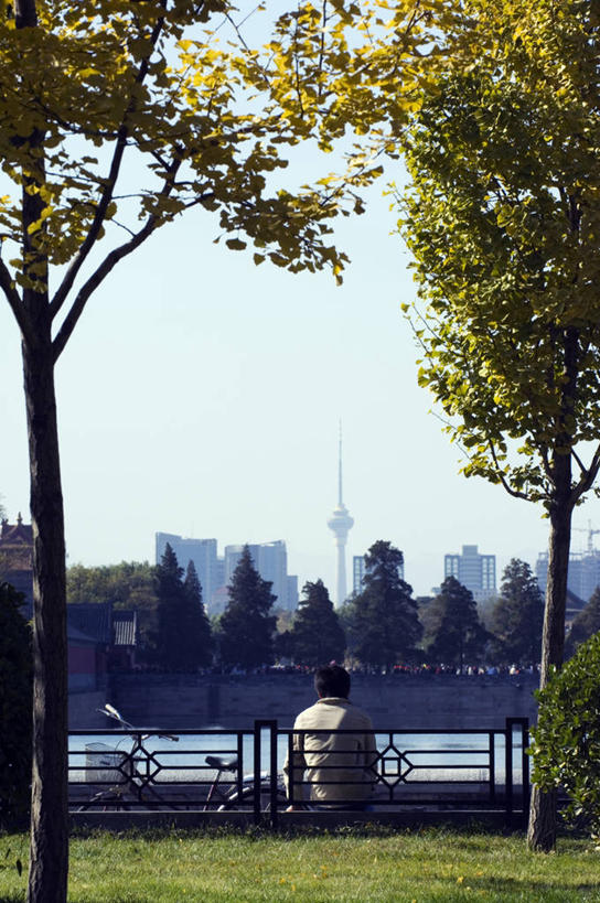 成年人,坐,竖图,室外,白天,度假,河流,美景,水,天际线,城市风光,城市,建筑,摩天大楼,自行车,叶子,北京,日光,中国,亚洲,景观,城镇,塔,高处,首都,娱乐,现代,脚踏车,地标建筑,享受,休闲,景色,放松,摄影,高,电视台,中国文化,东亚,柏林电视塔,男人,秋天,彩图,中华人民共和国国家电视台,中央电视台