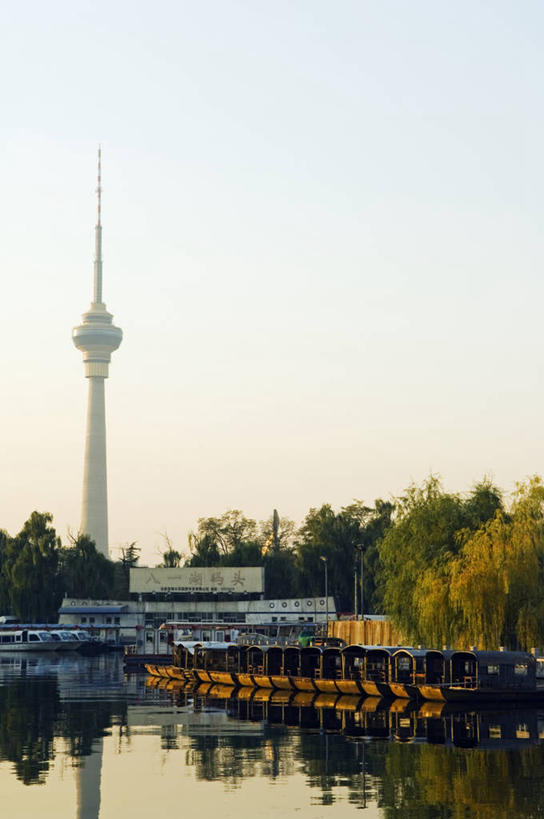 无人,竖图,室外,白天,度假,河流,美景,水,天际线,城市风光,城市,建筑,摩天大楼,船,叶子,北京,中国,亚洲,反射,景观,城镇,塔,高处,首都,娱乐,现代,地标建筑,享受,休闲,景色,放松,摄影,电视台,中国文化,东亚,柏林电视塔,秋天,彩图,中华人民共和国国家电视台,中央电视台