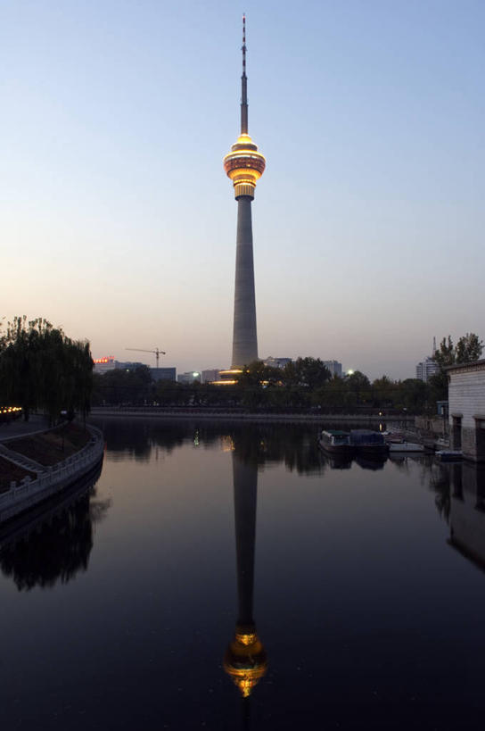 无人,竖图,室外,夜晚,度假,河流,美景,水,天际线,城市风光,城市,建筑,摩天大楼,北京,中国,亚洲,反射,光,景观,城镇,塔,高处,首都,娱乐,现代,黄昏,地标建筑,享受,休闲,景色,放松,摄影,电视台,照亮,照明设备,中国文化,东亚,柏林电视塔,彩图,中华人民共和国国家电视台,中央电视台