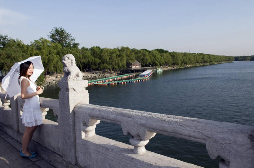 儿童,成年人,一个人,站,横图,室外,旅游,度假,烹饪,时尚,纯洁,湖,水,狮子,雕塑,北京,日光,中国,亚洲,仅一个女性,行人,游客,游人,雕像,地形,桥,料理,食品,首都,历史,阳伞,菜肴,美食,路人,旅客,食物,小孩,白色,风景,模型,地标建筑,可爱,童年,童趣,摄影,佳肴,保护,中国文化,释放,童真,东亚,烂漫,无邪,昆明湖,十七孔桥,过客,天真,女人,孩子,彩图,传统文化,联合国教科文组织