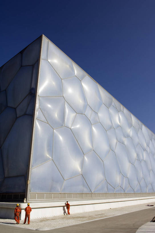 成年人,建筑工人,游泳池,音乐厅,竖图,彩色,室外,白天,旅游,建筑业,水,建筑,北京,亚洲,透明,首都,体育场,现代,蓝色,天空,建筑工地,职业,奥运,摄影,五颜六色,色彩斑斓,五彩缤纷,万里无云,五彩斑斓,式样,五光十色,男人,彩图,旅行,北京奥林匹克公园