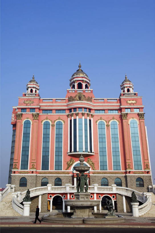 成年人,竖图,彩色,室外,白天,旅游,建筑,亚洲,历史,蓝色,天空,地标建筑,摄影,五颜六色,哈尔滨,色彩斑斓,中国文化,五彩缤纷,黑龙江省,万里无云,五彩斑斓,五光十色,男人,彩图,旅行,美人