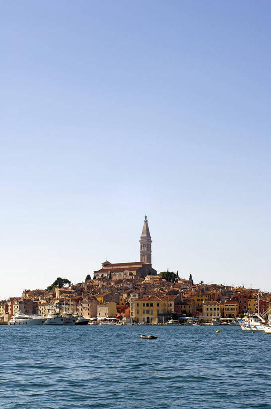 无人,竖图,室外,旅游,度假,海洋,水,船,日光,欧洲,克罗地亚,海岸线,河岸,乡村,城镇,古城,游艇,娱乐,蓝色,社区,享受,休闲,放松,摄影,宗教,航海,明亮,基督教,宗教建筑,巴尔干,前南斯拉夫,游艇码头,罗维尼,海滩,彩图,大教堂,海港