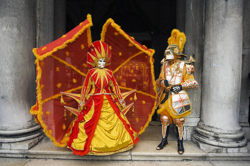 成年人,两个人,横图,室外,意大利,欧洲,威尼斯,狂欢节,表演,庆祝,装饰,面具,衣服,黄色,红色,摄影,复杂,游行,意大利文化,威尼托大区,威尼斯狂欢节,异性恋,化妆面具,男人,女人,休闲活动,彩图,传统服装,伴侣