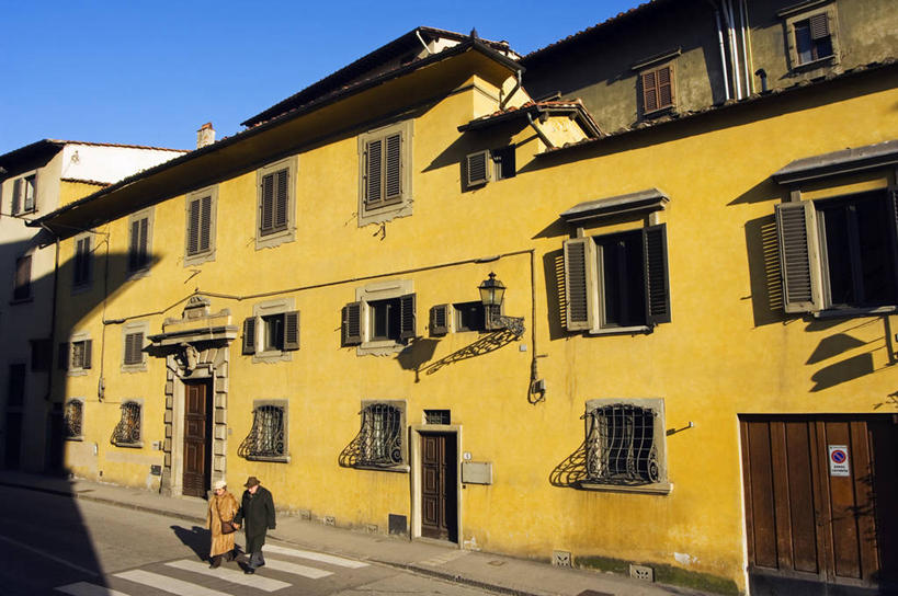 老年人,两个人,横图,室外,白天,街道,路,日光,意大利,欧洲,黄色,摄影,托斯卡纳区,斑马线,步行,彩图,伴侣