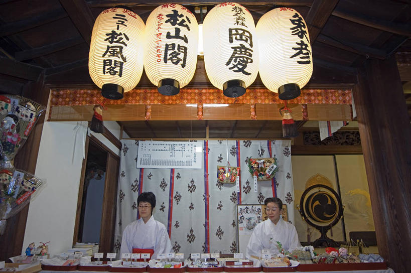 东方人,成年人,两个人,商店,寺庙,横图,室外,夜晚,建筑,日本,亚洲,吊挂,悬挂,灯笼,光,挂,货摊,黑色,纪念品,摄影,宗教,佛教,京都府,照亮,神殿,照明设备,宗教建筑,贩卖,东亚,本州,灵性,女人,彩图,传统服装,礼品店