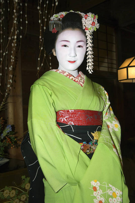 东方人,儿童,成年人,一个人,竖图,日本,亚洲,表演,和服,日本文化,装饰,假发,表演者,衣服,红色,唇膏,摄影,京都府,艺妓,东亚,本州,式样,女孩,女人,发型,彩图,传统服装,餐馆,传统文化,舞妓