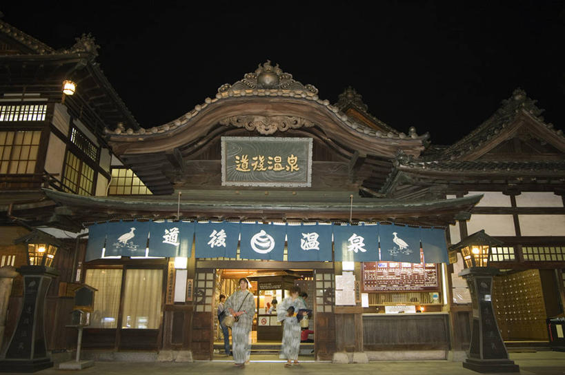 东方人,横图,室外,旅游,度假,温泉,建筑,爱媛县,日本,亚洲,行人,游客,游人,日本文化,光,娱乐,路人,旅客,黄昏,春天,享受,休闲,放松,摄影,照亮,东亚,四国,过客,松山,彩图