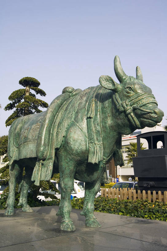 东方人,无人,竖图,锻炼,旅游,快乐,比赛,运动,竞争,斗牛,牛,雕塑,爱媛县,日本,亚洲,行人,游客,游人,日本文化,雕像,城镇,娱乐,路人,旅客,动物,休闲,摄影,体育运动,东亚,本州,四国,过客,体育,彩图,健身,旅行,西班牙斗牛